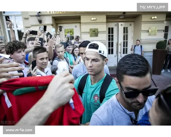 意甲俱乐部开放日吸引数万球迷，亲子活动成亮点